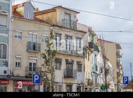 Tenements sulla Rua da Voz do Operario in Graca quartieri di Lisbona, Portogallo Foto Stock