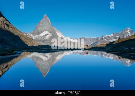 Mountain Biker vicino monte Cervino si riflette nel lago Riffelsee Foto Stock