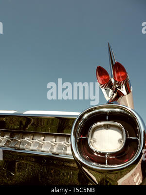 Luce di posizione posteriore di grandi dimensioni di un classico americano auto in una giornata di sole, tono piatto stilizzata, vintage concet di trasporto Foto Stock