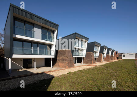 Vista anteriore della fila di case da una fine. Priddys Hard, Gosport, Regno Unito. Architetto: John Pardey architetti, 2019. Foto Stock