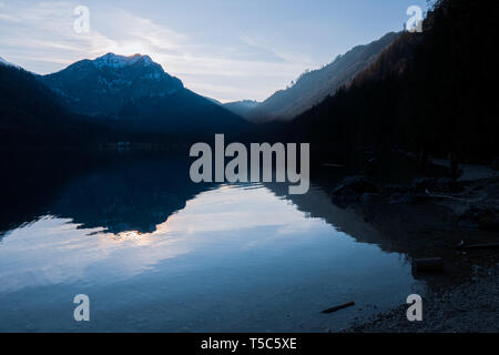 Vista panoramica del paesaggio di grande riflettendo sulle acque cristalline del Vorderer Langbathsee vicino Ebensee, Oberösterreich Austria Foto Stock