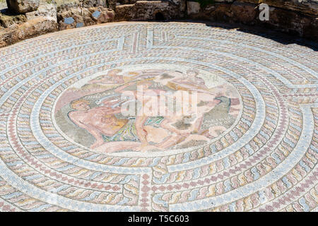 Teseo e il MINOTAURO mosaico nella "Casa di Teseo', Paphos parco archeologico, Paphos, Cipro Foto Stock