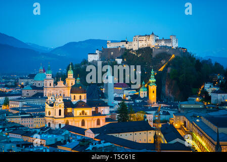 Salzburg Austria, vista serale della città vecchia di Salisburgo, la cattedrale e le chiese e la collina del castello (Festung Hohensalzburg), Austria. Foto Stock