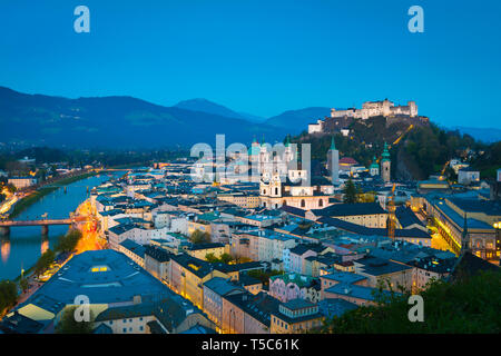 Salisburgo Austria, vista notturna della città vecchia, della cattedrale, delle chiese e del castello in cima alla collina (Festung Hohensalzburg) nella città di Salisburgo, Austria. Foto Stock