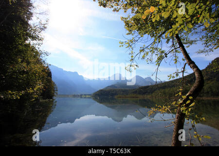Vista panoramica delle basse acque cristalline del Almsee, vicino a Grünau im Almtal, Oberösterreich Austria Foto Stock