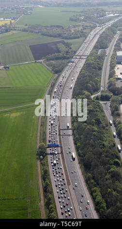 Ritratto vista aerea di statica Traffico stazionario sulla M6 guardando verso sud a Warrington verso junction21 nella distanza Foto Stock