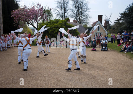 Thaxted Essex England Regno Unito 22 aprile 2019. Tradizionale di Pasqua lunedì festivo Morris Dancing in Thaxted Chiesa cantiere. Thaxted Morris in bianco e rosso Foto Stock