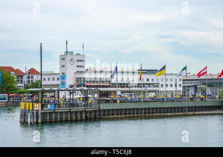 Vista di fronte mare con nave sbarchi e Zeppelin Museum, Friedrichshafen sul Lago di Costanza, Baden-Württemberg, Germania, Europa. Foto Stock