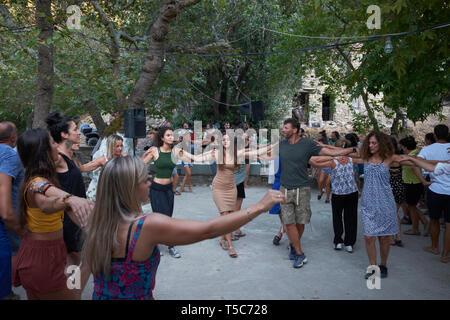 Un panegyri o village festival di musica tradizionale e danze popolari, sull'isola greca di Ikaria nel Mare Egeo. Foto Stock