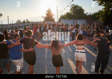 Un panegyri o village festival di musica tradizionale e danze popolari, sull'isola greca di Ikaria nel Mare Egeo. Foto Stock