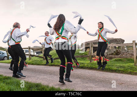 Ogni giorno di maggio mattina (1 maggio) la Foxwhelp Morris ballerini eseguono all alba di Arthur della pietra, un dolmen neolitico vicino Dorstone, Herefordshire, UK. Foto Stock