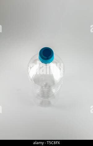 Vista superiore di una bottiglia vuota di un litro e mezzo di acqua minerale con mare verde tappo e anello di tenuta su uno sfondo bianco e lo spazio per gli inserti Foto Stock