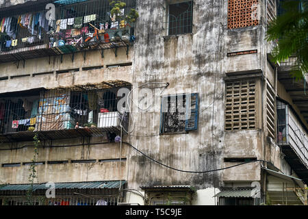 Esterno della vecchia casa vietnamita con pareti squallido Foto Stock