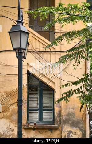 Esterno del vintage casa vietnamita con parete squallido Foto Stock