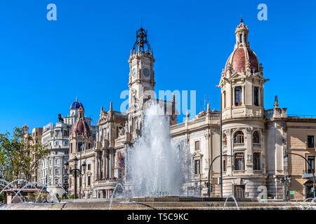 Palazzo Comunale e la fontana, Plaza del Ayuntamiento square, Valencia, Comunidad Valenciana, Spagna Foto Stock