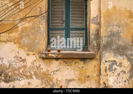 Esterno del vintage casa vietnamita con parete squallido Foto Stock