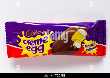 Cadbury Crème Uovo gelato Gelato isolati su sfondo bianco - aroma vaniglia gelato con una salsa di fondente ricoperto di cioccolato al latte Foto Stock