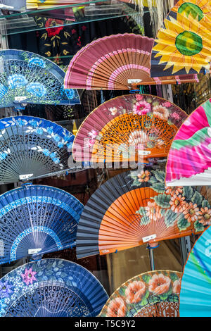 Tipico spagnolo di piegatura la ventola a mano per la vendita in un negozio di souvenir, Valencia, Spagna Foto Stock