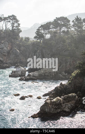 Il freddo, nutriente-ricco acque dell'Oceano Pacifico lavare contro la bella, rocciosa costa Californiana appena a sud della baia di Monterey e. Foto Stock