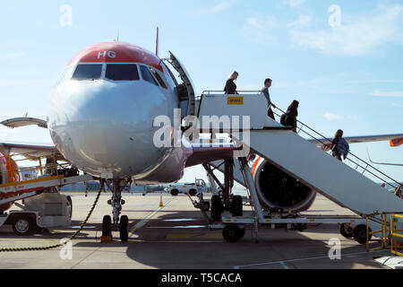 Vista laterale anteriore di passeggeri di scendere lasciando un aeromobili Easyjet piano su asfalto presso l'aeroporto di Bristol Inghilterra UK Gran Bretagna KATHY DEWITT Foto Stock