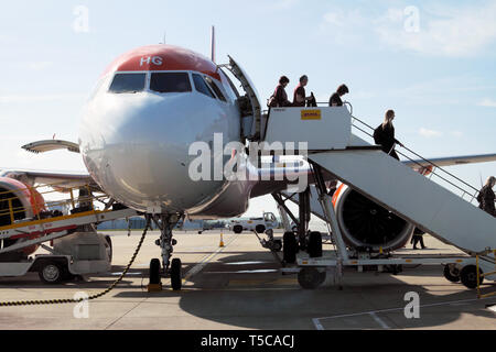 I passeggeri provenienti da Portogallo scendere lasciando un aereo Easyjet in piedi su asfalto presso l'aeroporto di Bristol Inghilterra UK Gran Bretagna KATHY DEWITT Foto Stock