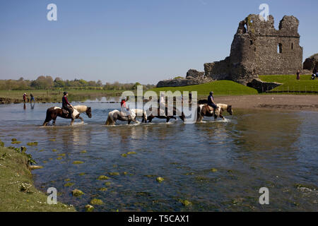 Equitazione con ogmore castle in background. Vale of Glamorgan, Galles del Sud Foto Stock