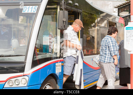 Persone o ai passeggeri di scendere o al di fuori di un fermo il mio citi bus navetta in corrispondenza di una fermata bus su Table Mountain e Cape Town, Sud Africa Foto Stock