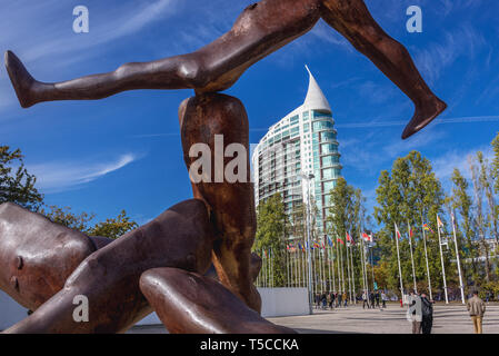 La scultura di fronte all edificio residenziale sopra il centro commerciale Vasco da Gama centro commerciale di Lisbona, Portogallo Foto Stock