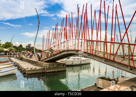 BARDOLINO, LAGO DI GARDA, Italia - Settembre 2018: design insolito di un cavalcavia sopra l'ingresso del piccolo porto di Bardolino sul Lago di Garda. Foto Stock