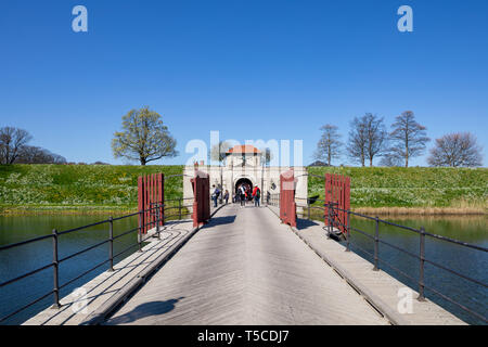 La porta del re a Kastellet (Cittadella) DI COPENAGHEN, DANIMARCA; inizio della primavera, fiori sui bastioni in fiore Foto Stock