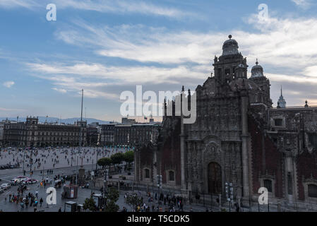 Città del Messico cattedrale, vista laterale rivolta verso il Zocalo (piazza principale) Foto Stock