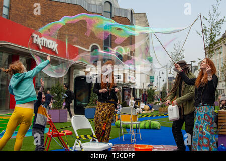 23 aprile 2019 High Street, Belfast Antrim,UK grande bolla essendo soffiato in una città con il cielo blu e nuvole soffici in Belfast Foto Stock