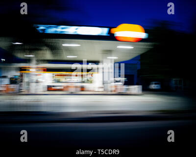 Palma de Mallorca, Spagna - 8 Maggio 2018: Moderno vista sfocati di Repsol Gas Station su una autostrada spagnola al crepuscolo Foto Stock