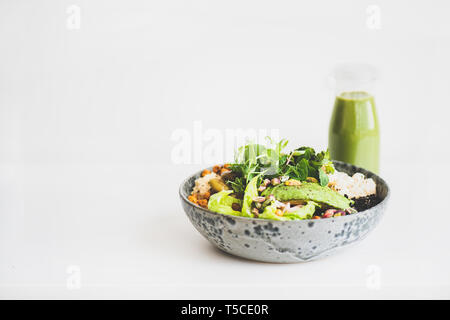 Vegano sano superbowl con hummus e frullato verde Foto Stock