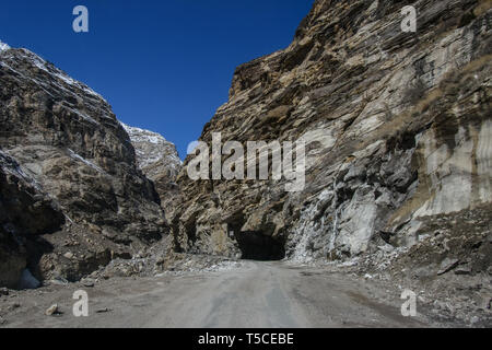 Inverno rigido a beautiful & neve lonely planet in Spiti Valley, Himachal Pradesh, India - strade più pericolose del mondo, ghiacciate strade scivolose Foto Stock