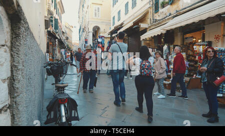 Stretta strada dello shopping nella città vecchia di Corfù, Grecia Foto Stock