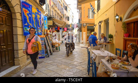 Stretta strada dello shopping nella città vecchia di Corfù, Grecia Foto Stock