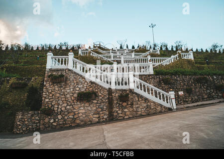 Le scale a piedi per Fansipan stazione della funivia di Sapa town. Foto Stock