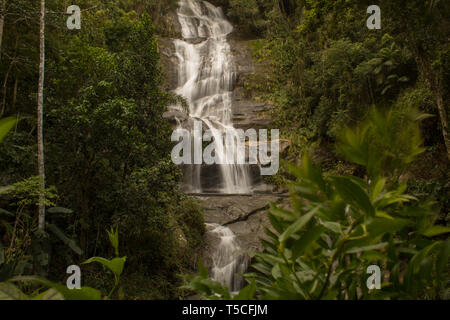 Rio de Janeiro, Brasile - 20 Gennaio 2019: bella cascata denominata "Cascatinha Taunay' sulla natura verde nella foresta pluviale Atlantica, Foresta di Tijuca Na Foto Stock