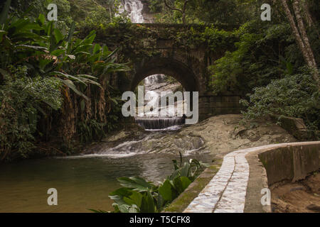 Rio de Janeiro, Brasile - 20 gennaio 2019: Bella cascata chiamata 'Cascatinha Taunay' sulla natura verde nella foresta pluviale atlantica, Tijuca Forest Foto Stock