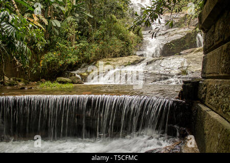 Rio de Janeiro, Brasile - 20 gennaio 2019: Bella cascata chiamata 'Cascatinha Taunay' sulla natura verde nella foresta pluviale atlantica, Tijuca Forest Foto Stock