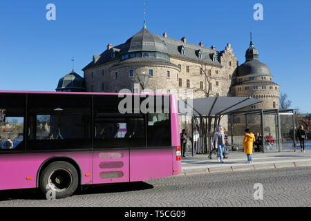 Orebro, Svezia - 17 Aprile 2019: una viola i mezzi di trasporto pubblico di autobus della città di fronte al castello di Orebro. Foto Stock