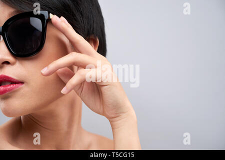 Affascinante giovane donna Foto Stock