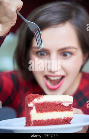 Donna di mangiare la torta Foto Stock