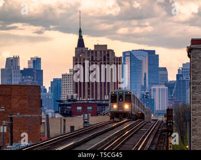 Chicago il trasporto pubblico e la città di Western Avenue stazione ferroviaria. Un treno in uscita dal Loop è in arrivo. Trasporto urbano. Foto Stock