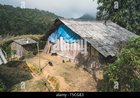 Vecchia casa in rovina in un villaggio vicino a Sapa. La vita del villaggio in Vietnam Foto Stock