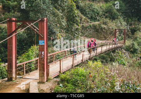 TA PHIN, LAO CAI, VIETNAM - 12 Gennaio 2019: il vietnamita le donne dalle tribù del nord del Vietnam sono sul ponte. Red Dao è uno della minoranza eth Foto Stock