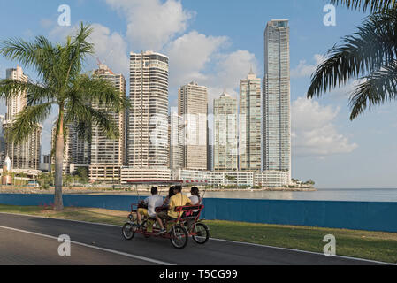 Lungomare di fronte lo skyline della città di Panama Foto Stock