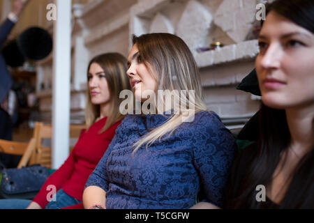 Astratti persone lezione in sala seminario, istruzione o formazione concept Foto Stock