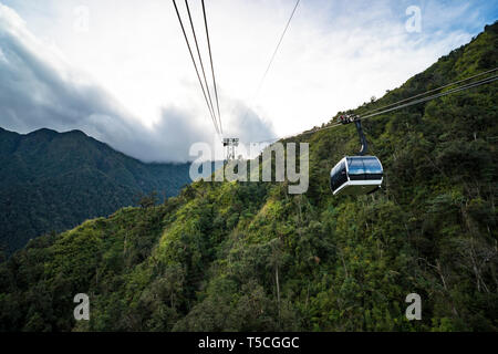 I turisti che viaggiano in macchina di trasporto cesto su fansipan mountain a sapa del Vietnam del nord Foto Stock